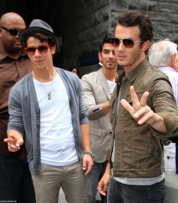 Jonas Brothers: Candids&Noticias >4 [CLOSED] Normal_02