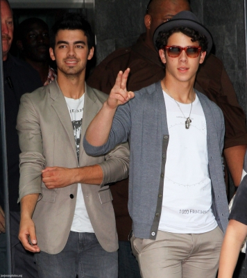 Jonas Brothers: Candids&Noticias >4 [CLOSED] Normal_03